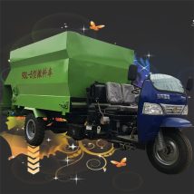 养牛场撒料车 5立方柴油投喂车 电动饲草抛料车 喂牛投料车